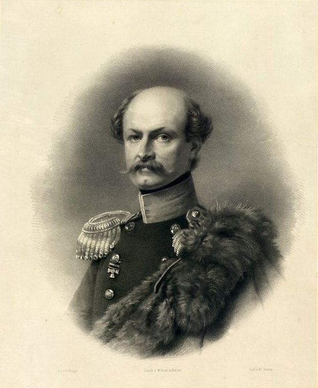 Schwarz-weißes Foto eines Mannes in militärischer Uniform mit Schnurrbart, der mutmaßlich Friedrich V. von Berlin ist, mit Text unten.