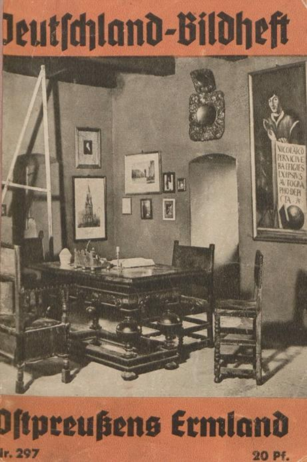 Altes Buch mit dem Titel "Deutschland-Bildheft - Ostpreußens Ermland" aus dem Jahr 1927, das ein Coverbild eines Raums mit Stühlen, einem Tisch, Gegenständen auf dem Tisch, Foto Rahmen an der Wand und einer Leiter zeigt.