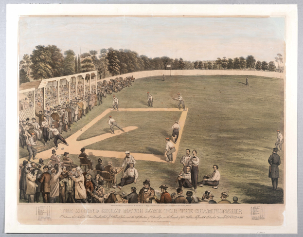 Gruppe von Menschen, die Cricket auf einem grasbewachsenen Feld mit Bäumen im Hintergrund und einem klaren blauen Himmel spielen, mit Text unten, der "Das zweite große Match-Spiel um die Meisterschaft" liest.