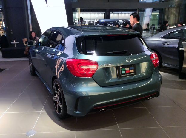 Ein Mercedes-Benz A-Klasse Hatchback auf der IAA in Frankfurt, ein schlankes, modernes Design mit glänzender schwarzer Lackierung, Chromakzente, sportliches Aussehen, niedriger Profil, breite Basis, geräumiger und bequemer Innenraum mit Lederausstattung, markantes Kühlergrill und Aluminiumräder.