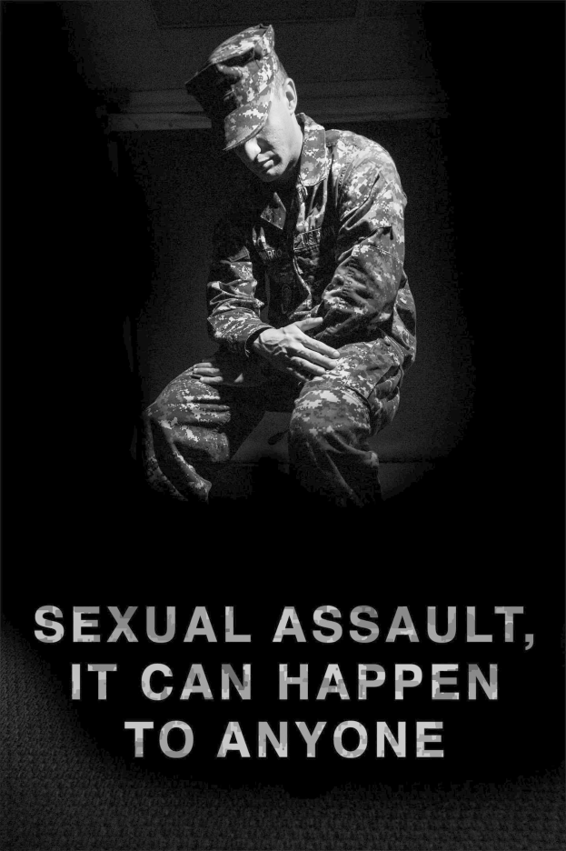 Eine Person in militärischer Uniform mit gesenktem Kopf und gefalteten Händen, die Verzweiflung zeigt, vor einem dunklen Hintergrund mit dem Text "sexuelle Belästigung, es kann jeden treffen" unten.