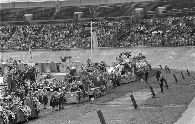 Cloverleaf Mascot Eddy besucht den Regenbogentag auf dem TSV-Gelände in Langenzenn
