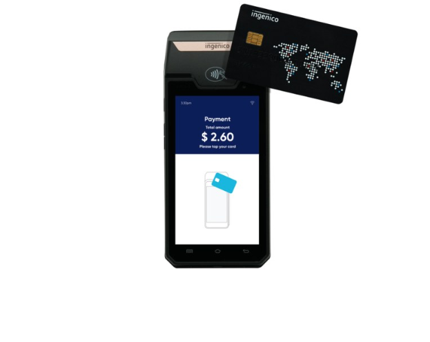 Mobiltelefon, das einen Zahlungsbildschirm anzeigt, neben einer Kreditkarte, die ein Ingenico-Mobilzahlungssystem vorschlägt.