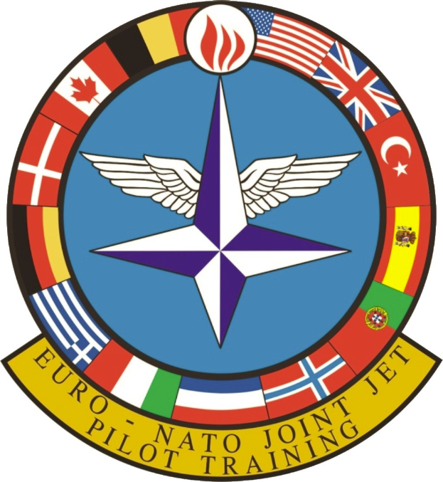 Logo der NATO Joint Jet Pilot Training mit einem blauen Kreis mit einem weißen Stern, umgeben von vier farbigen Flaggen und dem Text 'NATO Joint Jet' in Weiß.