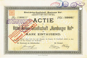 Altes Aktienzertifikat mit einem roten Stempel, der 'Hotel Actie Gesellschaft Hamburger Hof' lautet, und dekorative Texte und Stempel.
