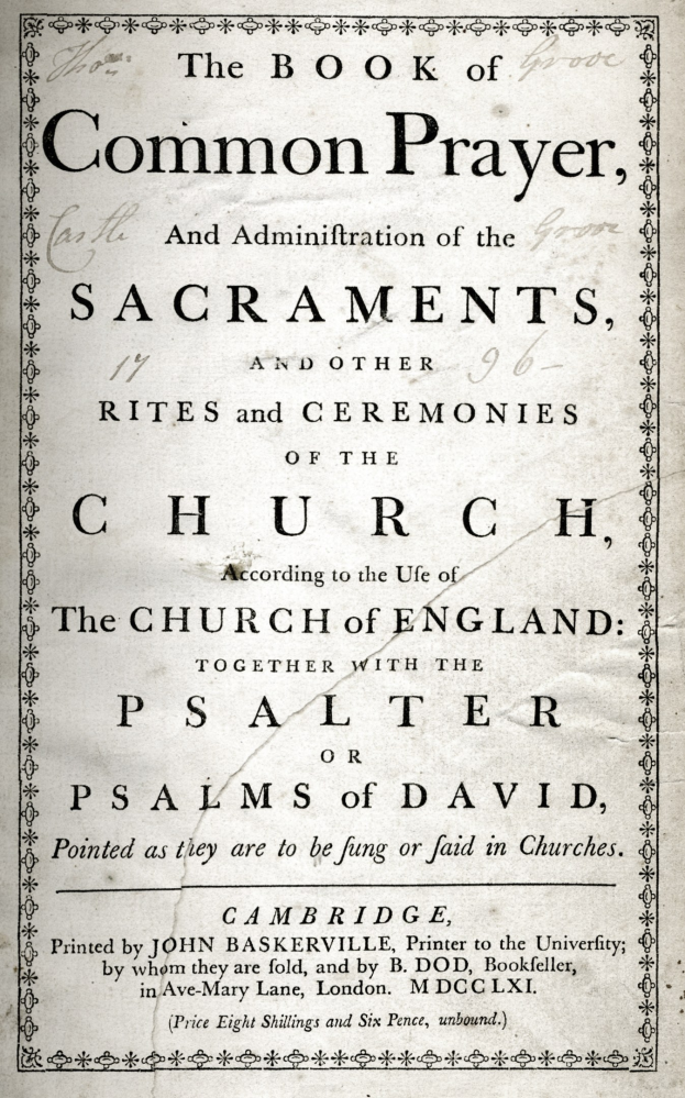 Ein abgenutztes Buch mit dem Titel "The Book of Common Prayer and Administration of the Sacraments, Rites and Ceremonies of the Church of England" liegt aufgeschlagen vor einer Seite mit schwarzer Tinte.