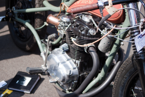 Mehrere Motorräder auf einem Parkplatz mit einem daneben liegenden Buch.