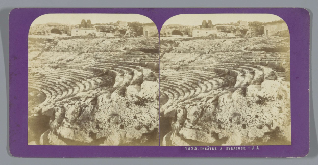 Schwarze und weiße stereoskopische Ansichten eines antiken Amphitheaters in Syrakus, das Sitzreihen aus Stein, umgebende Strukturen, Bäume und Himmel zeigt, mit schwachem Text im Rahmen.