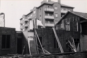 Ein Schwarz-Weiß-Foto der abgerissenen West End Apartments, mit Trümmern auf dem Boden und dem Himmel im Hintergrund.