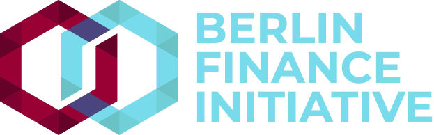 Logo der Berlin Finance Initiative: ein blauer Kreis mit weißer Umrandung und "B" in der Mitte, umgeben von einem weißen Ring mit blau-weißem Karomuster, alles auf einem weißen Hintergrund mit "Berlin Finance Initiative" in fetter schwarzer Schrift.