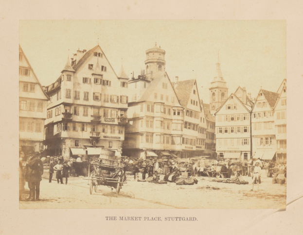 Schwarz-weiß-Foto eines belebten Marktplatzes in Stuttgart, Deutschland, mit Gebäuden, Menschen, Karren und verstreuten Gegenständen; lesbarer Text unten.