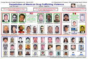 Ein Plakat mit hellblauem Hintergrund, das Fotos von verschiedenen Personen mit ernsten Gesichtern zeigt, begleitet von fetter schwarzer Schrift, die "Verbrecher der mexikanischen Drogenkriminalität" lautet.